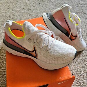 New Nike infinity react running shoes woman's size 7 but closer to 8